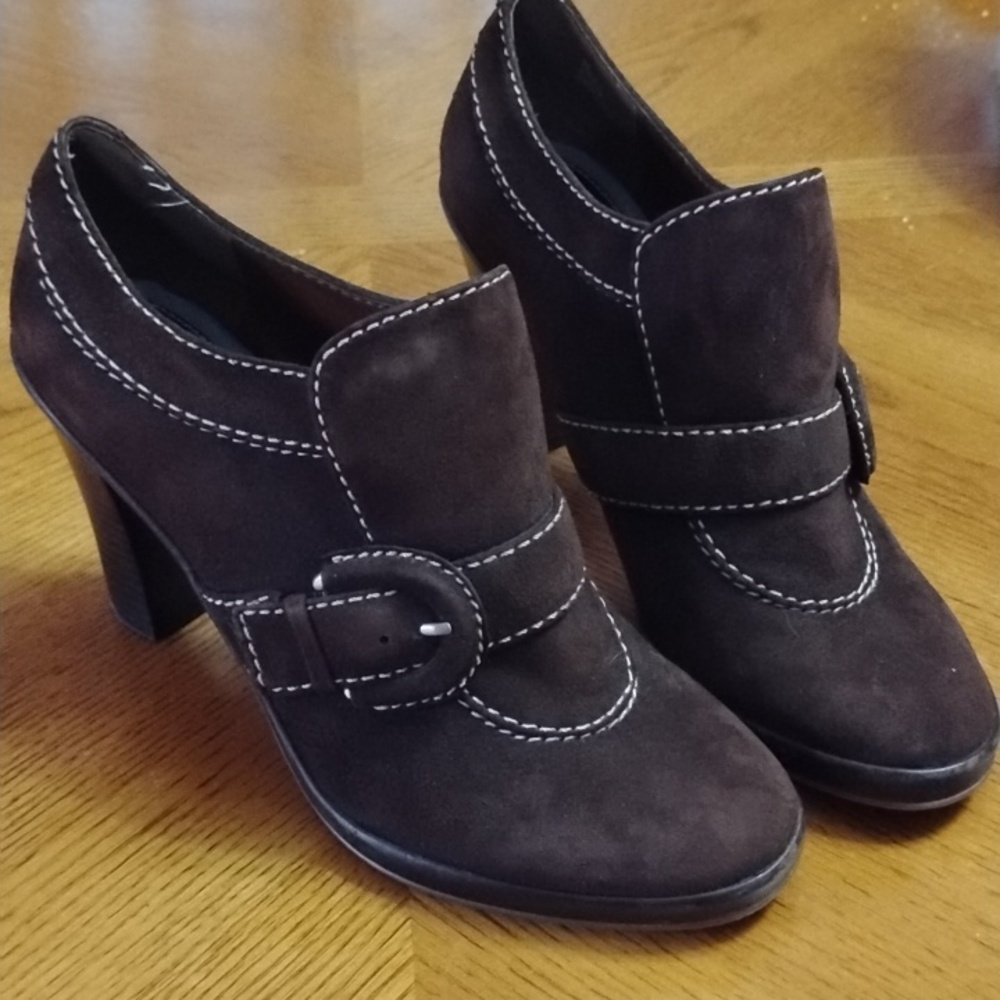 Tommy Hilfiger Heeled Booties Size 9 Suede Leather Preppy Acedemia Neutral